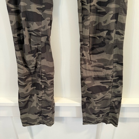 Women’s Columbia Camouflage Print cargo style Pants size 4 - Picture 3 of 6
